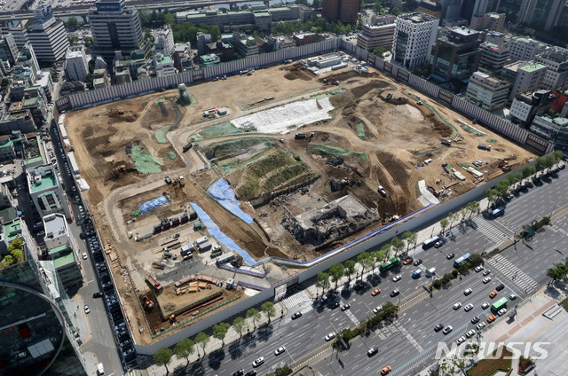  [서울=뉴시스] 고범준 기자 = 서울시는 현대차그룹이 서울 강남구 삼성동에 신사옥으로 지을 글로벌비즈니스센터, GBC의 착공신고필증을 교부했다고 밝혔다. 이는 서울시가 건축허가서를 내어 준 작년 11월 26일 이후 5개월여만이며 현대차가 옛 한전 부지를 매입한 지 약 6년 만이다. 지하 7층으로 국내 최고 높이 건물로 지어질 예정이며 업무시설과 숙박시설, 공연장, 판매시설 등 들어서고 고층 타워동 104층, 105층은 전망대로 쓰이게 된다. 사진은 6일 오전 서울 강남구 삼성동 현대차 신사옥 건립 부지 모습. 2020.05.06. bjko@newsis.com