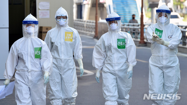 [대구=뉴시스] 이무열 기자 = 신종 코로나바이러스 감염증(코로나19) 사태가 안정세를 보이고 있는 6일 오전 코로나19 지역거점병원인 대구 중구 계명대학교 대구동산병원에서 근무 교대를 위해 방호복을 착용한 의료진이 병동으로 들어가고 있다. 2020.05.6.&nbsp;&nbsp; lmy@newsis.com