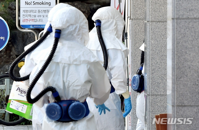 [대구=뉴시스] 이무열 기자 = 신종 코로나바이러스 감염증(코로나19) 사태가 안정세를 보이고 있는 6일 오전 코로나19 지역거점병원인 대구 중구 계명대학교 대구동산병원에서 근무 교대를 위해 방호복을 착용한 의료진이 병동으로 들어가고 있다. 2020.05.6. lmy@newsis.com