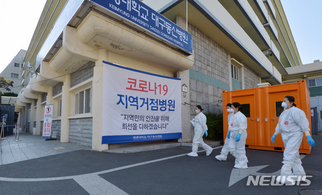 [대구=뉴시스] 이무열 기자 = 신종 코로나바이러스 감염증(코로나19) 사태가 안정세를 보이고 있는 6일 오전 코로나19 지역거점병원인 대구 중구 계명대학교 대구동산병원에서 근무 교대를 위해 방호복을 착용한 의료진이 병동으로 들어가고 있다. 2020.05.6. lmy@newsis.com
