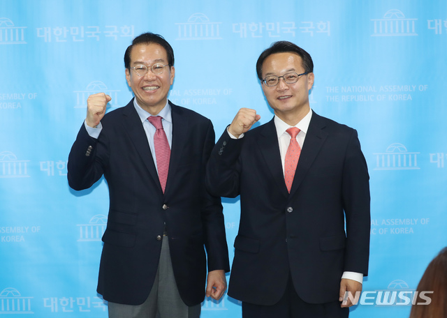 [서울=뉴시스] 고승민 기자 = 미래통당 권영세, 조해진 당선인이 6일 서울 여의도 국회 소통관에서 차기 원내대표, 정책위의장 경선 출마를 선언한 뒤 포즈를 취하고 있다. 2020.05.06.kkssmm99@newsis.com