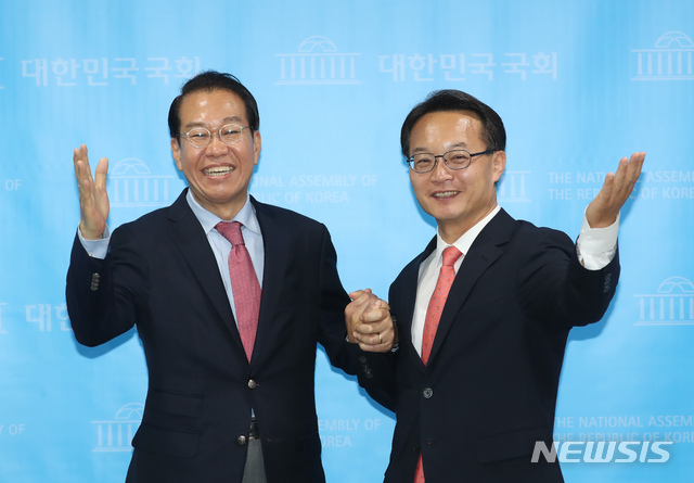 [서울=뉴시스] 고승민 기자 = 미래통당 권영세, 조해진 당선인이 6일 서울 여의도 국회 소통관에서 차기 원내대표, 정책위의장 경선 출마를 선언한 뒤 포즈를 취하고 있다. 2020.05.06. kkssmm99@newsis.com