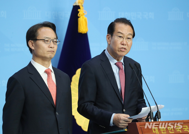 [서울=뉴시스] 고승민 기자 = 미래통합당 권영세(오른쪽), 조해진 당선인이 6일 서울 여의도 국회 소통관에서 차기 원내대표, 정책위의장 경선 출마를 선언하고 있다. 2020.05.06. kkssmm99@newsis.com