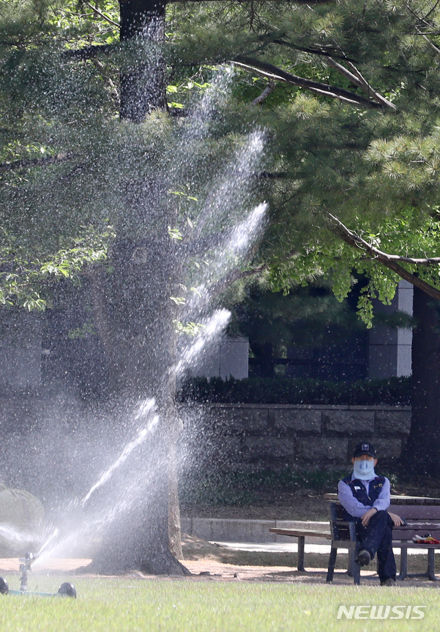 [서울=뉴시스]김명원 기자 = 낮기온이 23도를 웃돌며 초여름 날씨를 보인 6일 오전 서울 여의도 국회 경내 잔디밭에 뿌려지는 스프링쿨러가 벤치에 앉아 잠시 휴식을 취하는 근무자의 마음마저 시원함을 느끼게 하고 있다. 2020.05.06. kmx1105@newsis.com