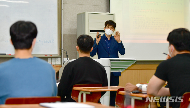 [광주=뉴시스] 류형근 기자 = 신종 코로나 바이러스 감염증(코로나19) 사회적 거리두기가 완화된 6일 오전 광주 동구 조선이공대학교가 실험·실습 학과 중심으로 오리엔테이션 중심의 대면수업을 하고 있다. 조선이공대는 지난해 12월20일 방학했다. 2020.05.06. hgryu77@newsis.com