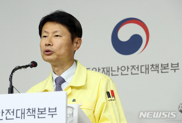 [세종=뉴시스]강종민 기자 = 신종 코로나바이러스 감염증(코로나19) 방역체계가 생활 속 거리두기로 완화된 6일 오전 김강립 중앙재난안전대책본부 제1총괄조정관(보건복지부 차관)이 정부세종청사에서 열린 코로나19 대응 정례 브리핑에서 생활 속 거리 두기를 철저히 실천해 줄것을 당부하고 있다. 2020.05.06. ppkjm@newsis.com