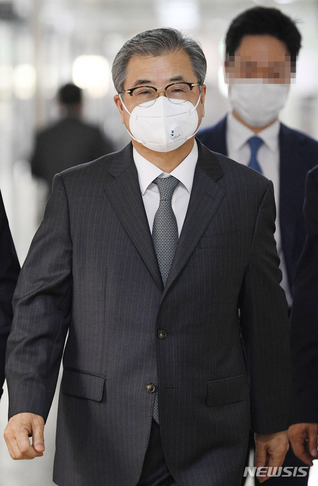 [서울=뉴시스] 고승민 기자 = 서훈 국정원장이 6일 김정은 북한 국무위원장의 동향과 대외정책 등에 관해 국회에서 열린 정보위원회 전체회의에 참석하고 있다. 2020.05.06.&nbsp; photo@newsis.com