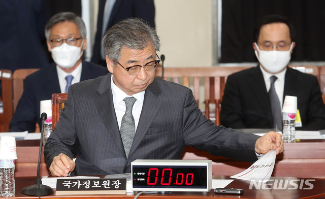 [서울=뉴시스] 고승민 기자 = 서훈 국가정보원장이 6일 오전 국회에서 열린 정보위원회 전체회의에 출석해 자료를 보고 있다. 2020.05.06. photo@newsis.com