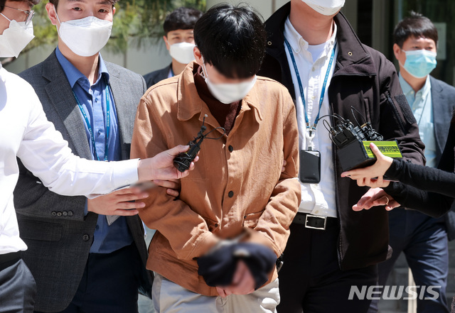 [서울=뉴시스] 이영환 기자 = 텔레그램 '박사방' 운영자 조주빈의 공범 20대가 6일 오후 서울 서초구 서울중앙지법에서 구속 전 피의자 심문(영장실질심사)을 마친 후 호송차로 향하고 있다. 이들은 조주빈의 지시를 받고 손석희 JTBC 사장 및 윤장현 전 광주시장을 만나 돈을 받은 후 조주빈에게 이를 전달한 혐의를 받고 있다. 2020.05.06. 20hwan@newsis.com