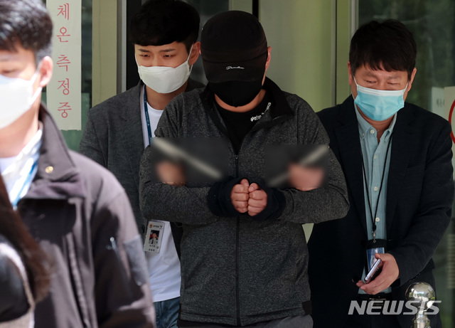 [서울=뉴시스] 이영환 기자 = 텔레그램 '박사방' 운영자 조주빈의 공범으로 지목된 20대가 서울중앙지방법을 나서고 있다. 2020.05.06.&nbsp; 20hwan@newsis.com