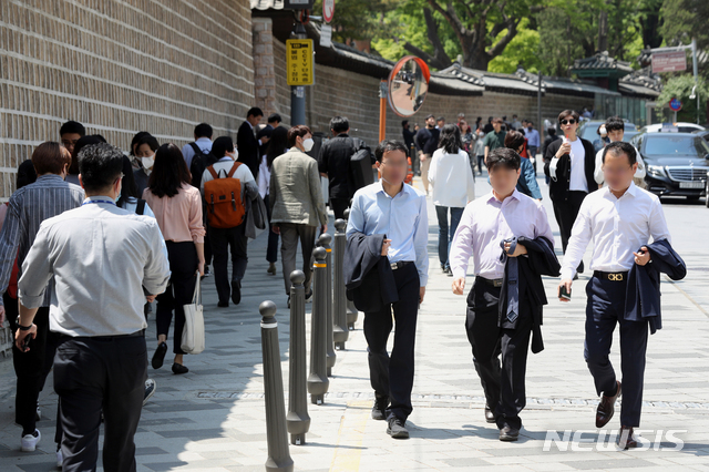 [서울=뉴시스] 이윤청 기자 = 서울 낮 최고 기온 28도가 예보된 지난달 6일 서울 중구 덕수궁 인근에서 시민들이 겉옷을 손에 든 채 걷고 있다. 2020.05.06. radiohead@newsis.com