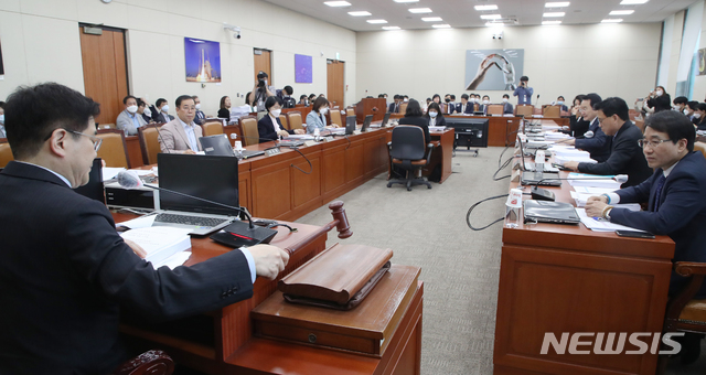 [서울=뉴시스]김명원 기자 = 김성태 국회 과학기술정보방송통신위원회 정보통신방송법안심사소위원회 위원장이 6일 서울 여의도 국회 과학기술정보방송통신위원회에서 열린 제1차 정보통신방송법안심사소위원회에서 개회하고 있다. 이날 소회의는 사회적 거리두기를 실천하기 위해 전체회의장에서 열렸다. 2020.05.06.kmx1105@newsis.com