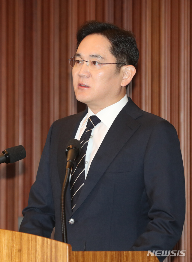 [서울=뉴시스]이영환 기자 = 이재용 삼성전자 부회장이 6일 오후 서울 서초동 삼성사옥에서 경영권 승계 및 노동조합 문제 등과 관련해 ‘대국민 사과문’을 발표하고 있다. 2020.05.06. photo@newsis.com