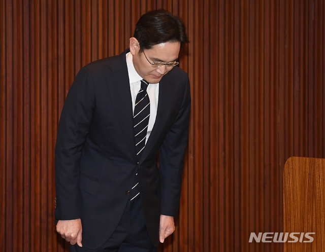 [서울=뉴시스]이영환 기자 = 이재용 삼성전자 부회장이 6일 오후 서울 서초동 삼성사옥에서 경영권 승계 및 노동조합 문제 등과 관련해 '대국민 사과문'을 발표하기 전 고개숙여 사과하고 있다. 2020.05.06. photo@newsis.com