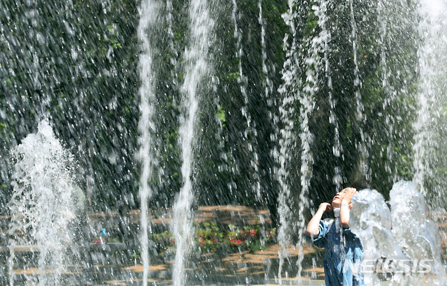 [인천=뉴시스] 이종철 기자 = 초여름 날씨를 보인 지난 6일 오후 인천시 남동구 중앙공원 내 하트분수대에서 아이들이 물놀이를 하며 즐거워 하고 있다. 2020.05.06. jc4321@newsis.com
