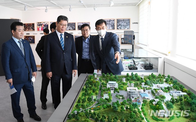 [서울=뉴시스]김연철 통일부 장관이 6일 경기도 파주시 판문점견학지원센터를 방문해 판문점 견학준비상황을 점검하고 있다. (사진=통일부 제공) 2020.05.06. photo@newsis.com