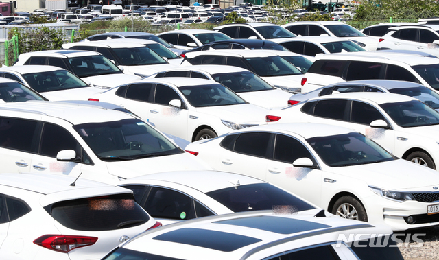 [제주=뉴시스]우장호 기자 = 제주시 용담동의 한 렌터카 업체 차고지에 차들이 가득 차 있다. (사진=뉴시스DB) woo1223@newsis.com