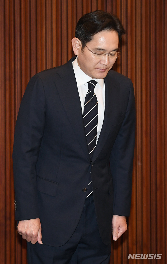 [서울=뉴시스]이영환 기자 = 이재용 삼성전자 부회장이 6일 오후 서울 서초동 삼성사옥에서 경영권 승계 및 노동조합 문제 등과 관련해 대국민 사과를 하고 있다. 2020.05.06. photo@newsis.com