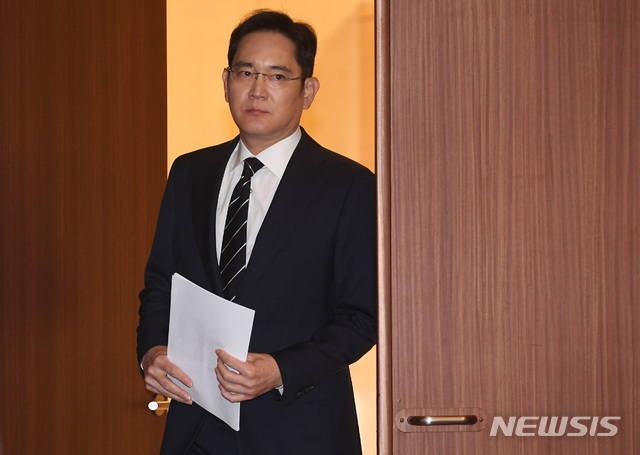 [서울=뉴시스]이영환 기자 = 이재용 삼성전자 부회장이 지난 6일 오후 서울 서초동 삼성사옥에서 경영권 승계 및 노동조합 문제 등과 관련해 '대국민 사과문'을 발표하기 위해 회견장으로 들어서고 있다. 2020.05.06. photo@newsis.com