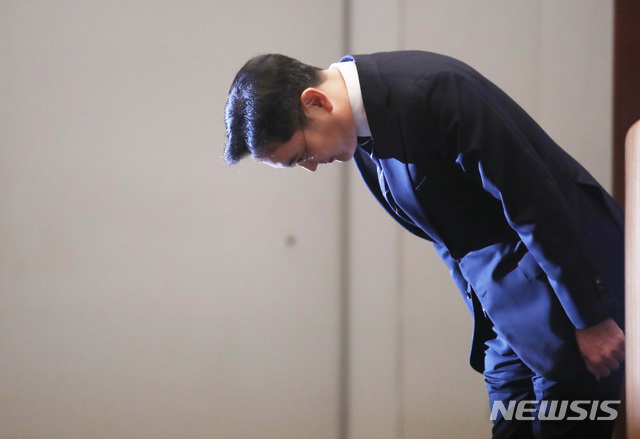 [서울=뉴시스]이영환 기자 = 이재용 삼성전자 부회장이 6일 오후 서울 서초동 삼성사옥에서 경영권 승계 및 노동조합 문제 등과 관련해 대국민 사과를 하고 있다. 2020.05.06. photo@newsis.com
