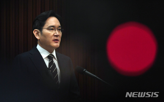 [서울=뉴시스]이영환 기자 = 이재용 삼성전자 부회장이 6일 오후 서울 서초동 삼성사옥에서 경영권 승계 및 노동조합 문제 등과 관련해 대국민 사과를 하고 있다. 2020.05.06.&nbsp; photo@newsis.com