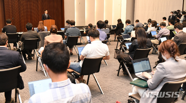 [서울=뉴시스]이영환 기자 = 이재용 삼성전자 부회장이 6일 오후 서울 서초동 삼성사옥에서 경영권 승계 및 노동조합 문제 등과 관련해 대국민 사과를 하고 있다. 2020.05.06.&nbsp; photo@newsis.com