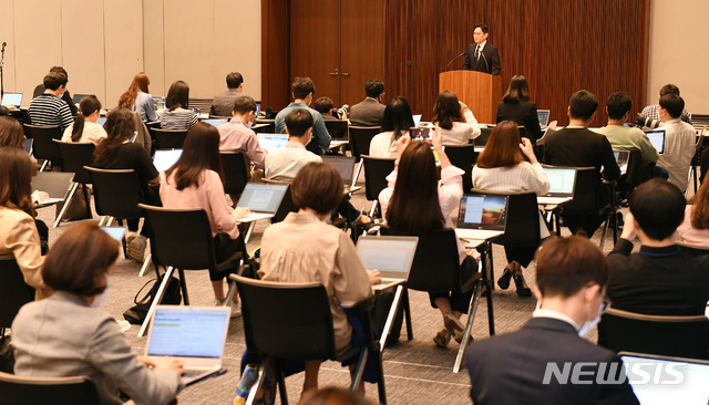 [서울=뉴시스]이영환 기자 = 이재용 삼성전자 부회장이 6일 오후 서울 서초동 삼성사옥에서 경영권 승계 및 노동조합 문제 등과 관련해 대국민 사과를 하고 있다. 2020.05.06.&nbsp; photo@newsis.com