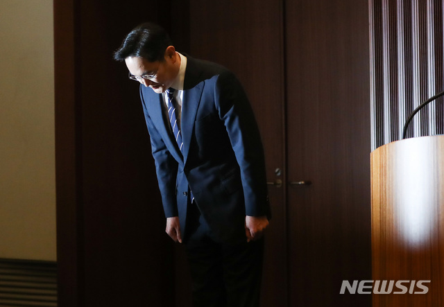 [서울=뉴시스]이영환 기자 = 이재용 삼성전자 부회장이 6일 오후 서울 서초동 삼성사옥에서 경영권 승계 및 노동조합 문제 등과 관련해 대국민 사과를 마친 후 고개숙여 인사를 하고 있다. 2020.05.06. photo@newsis.com