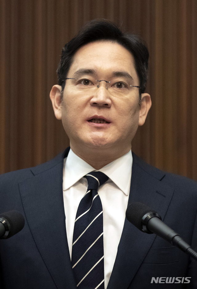 [서울=뉴시스]이영환 기자 = 이재용 삼성전자 부회장이 6일 오후 서울 서초동 삼성사옥에서 경영권 승계 및 노동조합 문제 등과 관련해 대국민 사과를 하고 있다. 2020.05.06.&nbsp; photo@newsis.com