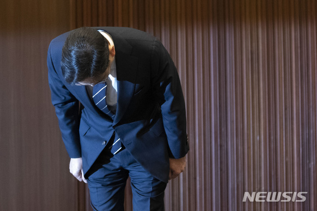 [서울=뉴시스]이영환 기자 = 이재용 삼성전자 부회장이 6일 오후 서울 서초동 삼성사옥에서 경영권 승계 및 노동조합 문제 등과 관련해 대국민 사과를 마친 후 고개숙여 인사를 하고 있다. 2020.05.06.&nbsp; photo@newsis.com