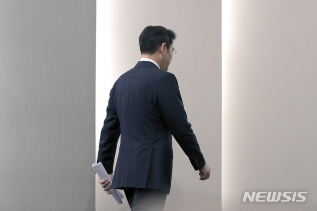 [서울=뉴시스]이영환 기자 = 이재용 삼성전자 부회장이 6일 오후 서울 서초동 삼성사옥에서 경영권 승계 및 노동조합 문제 등과 관련해 대국민 사과를 마친 후 회견장을 나서고 있다. 2020.05.06. photo@newsis.com