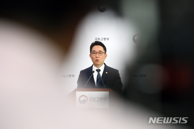 [세종=뉴시스]강종민 기자 = 박선호 국토교통부 1차관이 6일 오후 정부세종청사에서 오는 2022년까지 서울 도심에 7만호 부지를 추가 확보하고 2023년 이후 수도권에 연평균 25만호+α 수준의 주택 공급이 담긴 '수도권 주택공급 기반 강화 방안'을 발표하고 있다. 2020.05.06. ppkjm@newsis.com