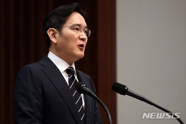 [서울=뉴시스]이영환 기자 = 이재용 삼성전자 부회장이 6일 오후 서울 서초동 삼성사옥에서 경영권 승계 및 노동조합 문제 등과 관련해 대국민 사과를 하고 있다. 2020.05.06.&nbsp; photo@newsis.com