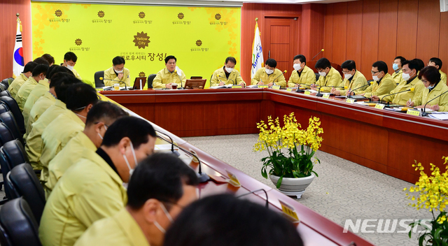 [나주=뉴시스] 이창우 기자 = 6일 유두석 전남 장성군수와 간부 공무원들은 확대 간부회의를 열고 긴급재난지원금을 기부하기로 뜻을 모았다. (사진=나주시 제공) 2020.05.06.  photo@newsis.com