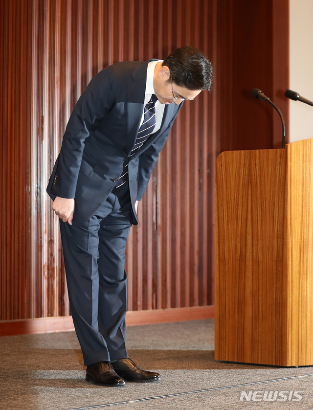 [서울=뉴시스]이영환 기자 = 이재용 삼성전자 부회장이 6일 오후 서울 서초동 삼성사옥에서 경영권 승계 및 노동조합 문제 등과 관련해 대국민 사과를 하고 있다. 2020.05.06. photo@newsis.com