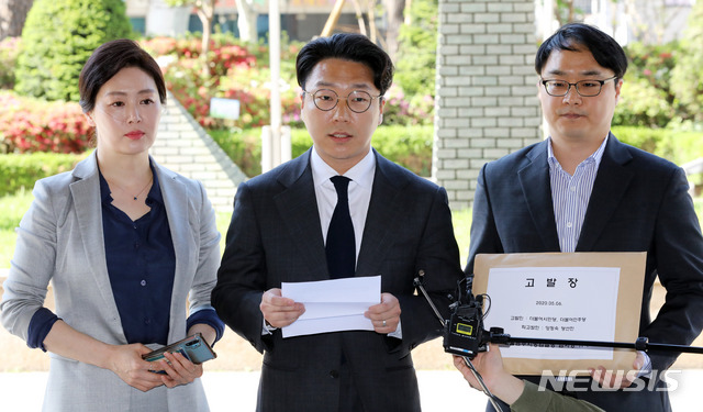 [서울=뉴시스] 고범준 기자 = 서대원(오른쪽부터) 더불어시민당 최고위원, 구본기 더불어시민당 최고위원, 이경 더불어민주당 상근부대변인이 6일 오후 서울 양천구 서울남부지방검찰청에서 부동산 관련 의혹 등으로 논란을 빚은 양정숙 더불어시민당 당선인을 검찰에 고발하기 전 인터뷰를 하고 있다. 2020.05.06. bjko@newsis.com