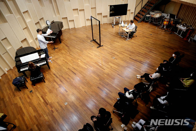 [서울=뉴시스]김병문 기자 = 서울대학교가 이론수업을 제외한 실험·실습·실기 수업에 한해 대면 수업을 허용한 6일 오후 서울 관악구 서울대학교 음악대학에서 성악 대면 수업이 진행되고 있다. 2020.05.06. dadazon@newsis.com