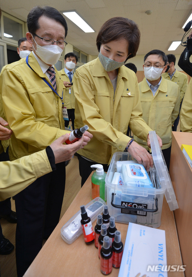 [김천=뉴시스] 이무열 기자 = 유은혜 사회부총리 겸 교육부 장관이 6일 오후 경북 김천여자고등학교에서 등교 수업을 앞두고 학교 내 신종 코로나바이러스 감염증(코로나19) 위기대응 모의훈련을 점검하고 있다. 2020.05.06.lmy@newsis.com