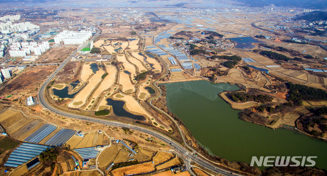 [나주=뉴시스]= 사진은 전남도가 한전공과대학(사진 가운데 골프장 부지)과 연계해 '4세대 원형 방사광가속기' 유치를 위해 후보지로 내세운 주변부지 드론촬영 사진. (사진=뉴시스DB) 2020.05.06. photo@newsis.com