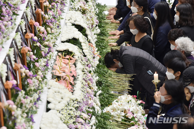[이천=뉴시스] 김종택 기자 = 6일 오후 경기 이천시 창전동 서희청소년문화센터에 마련된 이천 물류창고 공사장 화재 합동분향소에서 엄수된 추도식에 참석한 유가족들이 오열하고 있다. 2020.05.06.semail3778@naver.com