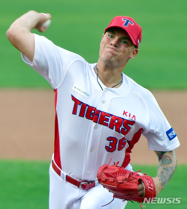 [광주=뉴시스] 류형근 기자 = 6일 오후 광주 북구 광주-기아챔피언스필드에서 열린 2020프로야구 KIA 타이거즈 대 키움 히어로즈의 경기, 1회초 무사에서 KIA 선발투수 브룩스가 역투하고 있다. 2020.05.06. hgryu77@newsis.com