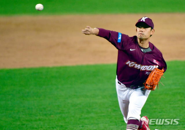 [광주=뉴시스] 류형근 기자 = 6일 오후 광주 북구 광주-기아챔피언스필드에서 열린 2020프로야구 KIA 타이거즈 대 키움 히어로즈의 경기, 6회말 무사에서 등판한 키움 바뀐투수 김상수가 역투 하고 있다. 2020.05.06. hgryu77@newsis.com