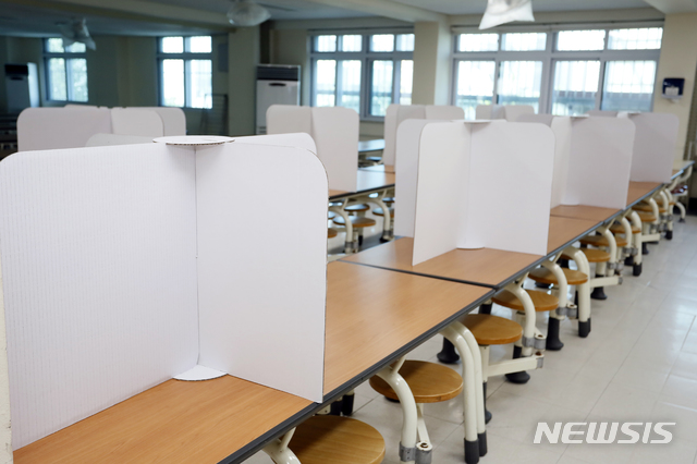 [청주=뉴시스] 인진연 기자 = 오는 13일 고3 학생을 시작으로 순차적인 등교 수업이 이뤄지는 가운데 7일 청주 상당고등학교 급식실에 가림막이 설치돼 있다. 2020.05.07 inphoto@newsis.com
