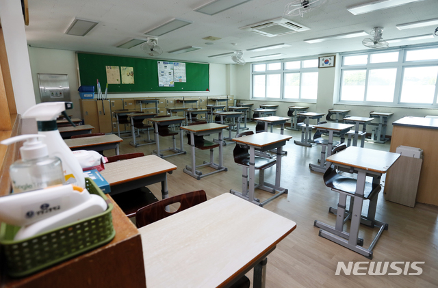 [청주=뉴시스] 인진연 기자 = 김병우 충북도교육감이 7일 청주 상당고등학교를 방문해 3학년부터 순차적으로 시행하는 등교 수업 준비 현황을 점검하는 가운데 고3 학생 교실의 책상 간격이 최대한 떨어뜨려져 있다. 2020.05.07inphoto@newsis.com