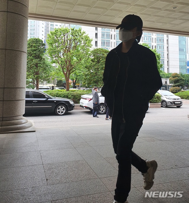 [서울=뉴시스] 류인선 기자 = 장제원 미래통합당 의원 아들인 래퍼 장용준(20·활동명 '노엘')씨가 7일 음주운전 등 혐의 2차 공판을 받기 위해 서울서부지법으로 들어가고 있다. 장씨는 특정범죄 가중처벌 등에 관한 법률위반(위험운전 치상), 도로교통법위반(음주운전), 범인 도피교사, 보험사기 방지 특별법 위반 등의 혐의를 받는다. 2020.05.07 ryu@newsis.com