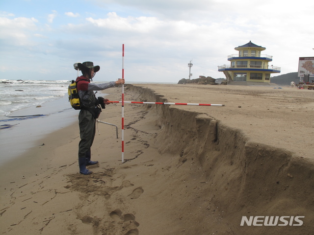 [안동=뉴시스] 동해안 연안침식 실태조사 장면. (사진=뉴시스 DB) 2026.04.15. photo@newsis.com