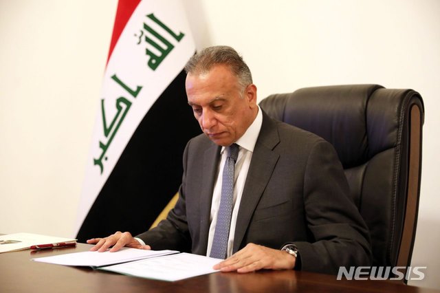 [서울=뉴시스] 이라크 의회가 7일(현지시간) 정보부 장관 출신인 무스타파 알 카디미(사진)를 신임 총리로 승인했다. (사진 = 알 카디미 트위터 갈무리)