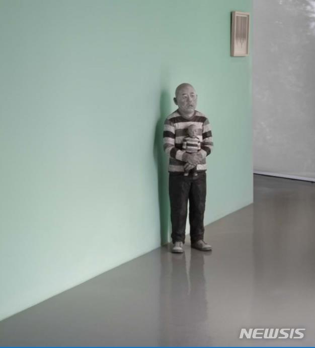 [서울=뉴시스] 천성명, 그림자를 삼키다 Swallowing the Shadow 2008 합성수지, 아크릴릭 채색 FRP, acrylic 102 x 25 x 32cm. 사진=서울대미술관, 2020.5.07. photo@newsis.com