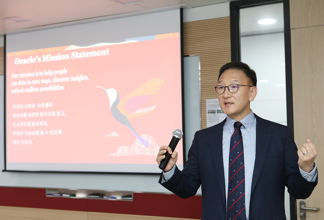 [서울=뉴시스] 7일 서울 삼성동 한국오라클 사무실에서 진행된 오라클 클라우드 인프라스트럭처(OCI) 춘천 리전 개소 기자간담회에서 한국오라클 탐 송 사장이 OCI의 전략적 의미에 대해 발표하고 있다. (사진=오라클 제공)