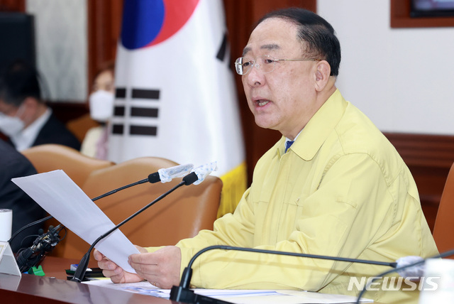 [서울=뉴시스] 이영환 기자 = 홍남기 경제부총리 겸 기획재정부 장관이 7일 오전 서울 종로구 정부서울청사에서 열린 제2차 비상경제 중대본 회의에 참석해 발언을 하고 있다. 2020.05.07.&nbsp; 20hwan@newsis.com